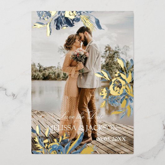 Delikate blaue Blume und Goldblüte Save the Date Folieneinladung (Vorderseite)