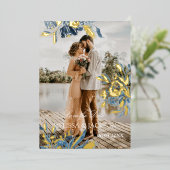 Delikate blaue Blume und Goldblüte Save the Date Folieneinladung (Stehend vorne)