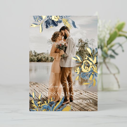 Delikate blaue Blume und Goldblüte Save the Date Folieneinladung (Stehend vorne)