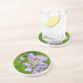 Delikate blaue Blumen auf einem grünen Feld im Frü Getränkeuntersetzer (Seite)