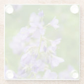 Delikate blaue Blumen auf einem grünen Feld im Frü Glasuntersetzer (Rückseite)