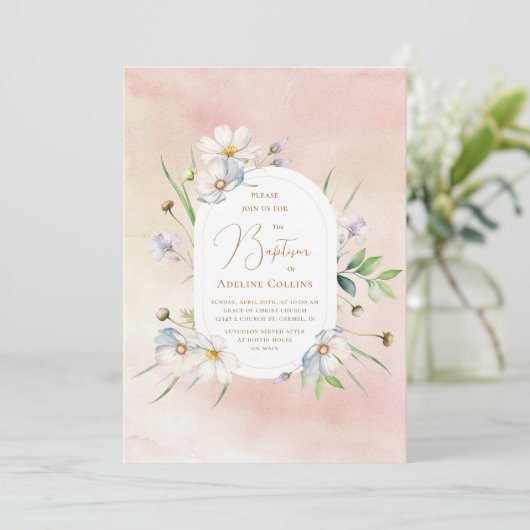 Delikate Blume über sanfte Wasserfarben Taufe Einladung (Stehend Vorderseite)