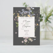 Delikate Boho Wildblumen Charcoal Wedding Save The Date (Stehend Vorderseite)