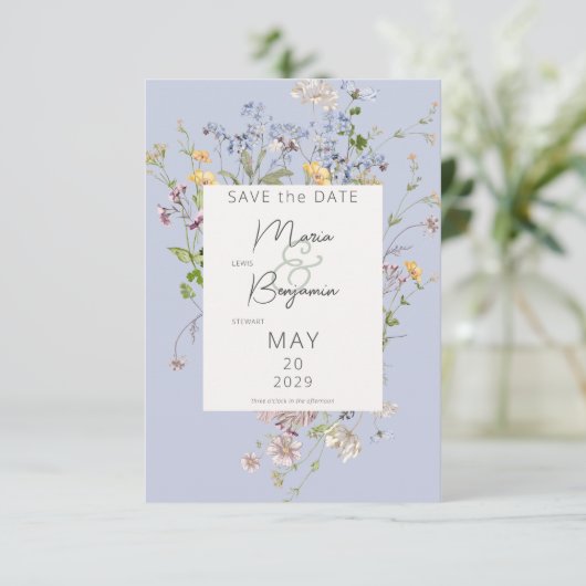 Delikate Boho Wildblumen Periwinkle Wedding Save The Date (Stehend Vorderseite)