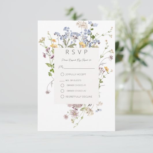 Delikate Boho Wildblumen White Wedding RSVP Karte (Stehend Vorderseite)