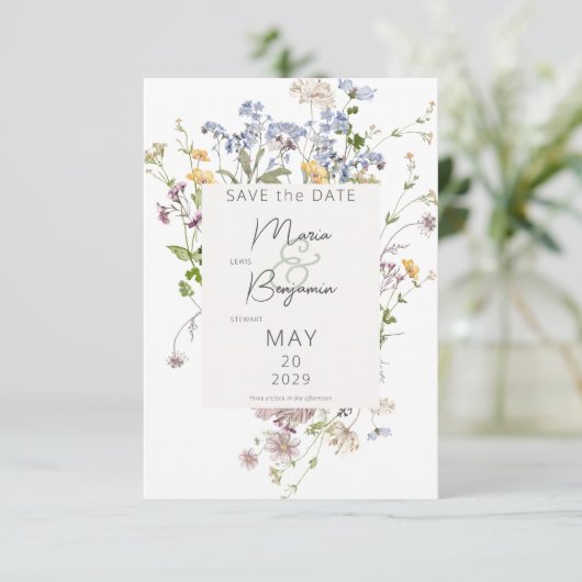 Delikate Boho Wildblumen White Wedding Save The Date (Stehend Vorderseite)