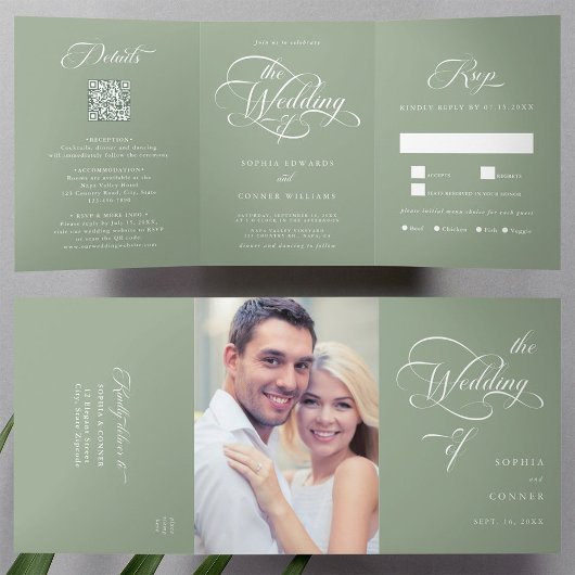 Delikate, elegante Script Wedding Sage Green Dreifach Gefaltete Einladung