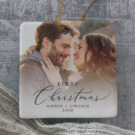 Delikate First Christmas Couples Foto behalten Keramikornament<br><div class="desc">Diese zarten ersten Weihnachtspaare halten Sake Foto Keramik-Ornament ist die perfekte moderne Weihnachtsbaumdekoration. Das romantische minimalistische Design besticht durch eine hübsche und elegante schwarze Typografie mit einem sauberen und schlichten Look. Personalisieren Sie Ihr zweiseitiges Sake-Ornament mit einem Foto,  Ihren Namen und dem Jahr.</div>