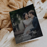 Delikate Foto Overlay-Vorlage Danke Karte<br><div class="desc">Dieses zarte Foto Overlay Vorlage danke Ihnen Karte ist perfekt für eine moderne Hochzeit. Das romantische minimalistische Design besticht durch eine hübsche und elegante Typografie auf einem Foto-Hintergrund mit einem raffinierten Look. Personalisieren Sie die Innenseite der Karte mit Ihren Namen, und eine Dankeschön-Nachricht. Alternativ können Sie den Bereich Dankeschön Meldungsvorlage...</div>