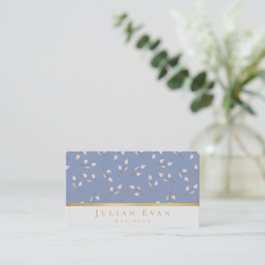 Delikate Gold Floral Dusty Blue Business Card Visitenkarte (Stehend Vorderseite)