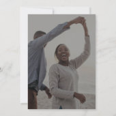 Delikate Kalligrafie Dunkle Foto Overlay Hochzeit Einladung (Rückseite)