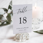 Delikate Kalligraphie - Namen und Hochzeitstag Tischnummer<br><div class="desc">Elegante Tischkarten in Schwarz und Weiß mit einem zarten Kalligraphieskript. Fügen Sie auch Ihre Namen und das Hochzeitstermin hinzu!</div>