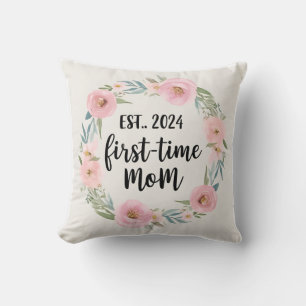 Delikate Mama Est zum ersten Mal. 2024 mit Floral Kissen