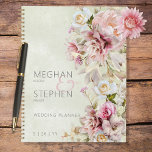 Delikate Moderne Rosa Rose Lily Green Wedding Planer<br><div class="desc">Dieses Hochzeitsplaner-Design zeichnet sich durch ein weiches,  realistisches Blumenspray mit weißem,  rot-rosa und cremefarbenen Rose aus und lilisiert auf einem weichen,  hellgrünen Aquarellhintergrund. Die Rückseite setzt das Design fort. Dieses Design ist Teil der Delicate Modern Pink Blush Rose und Lily Hochzeitssuite der Karten erstellt von Simply Farmhouse Press.</div>