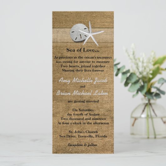 Delikate Muscheln auf Burlap einzigartige Beach We Einladung (Stehend Vorderseite)