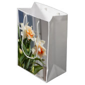 Delikate niedliche Narzissen Mittlere Geschenktüte (Vorderseite Schrägansicht)