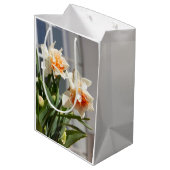 Delikate niedliche Narzissen Mittlere Geschenktüte (Rückseite Schrägansicht)