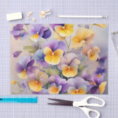Delikate Pansy-Blume in weichem Wasser Seidenpapier (Handwerk)