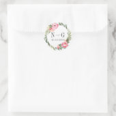 Delikate Peony Typografy Chic Monogram Wedding Runder Aufkleber (Tasche)