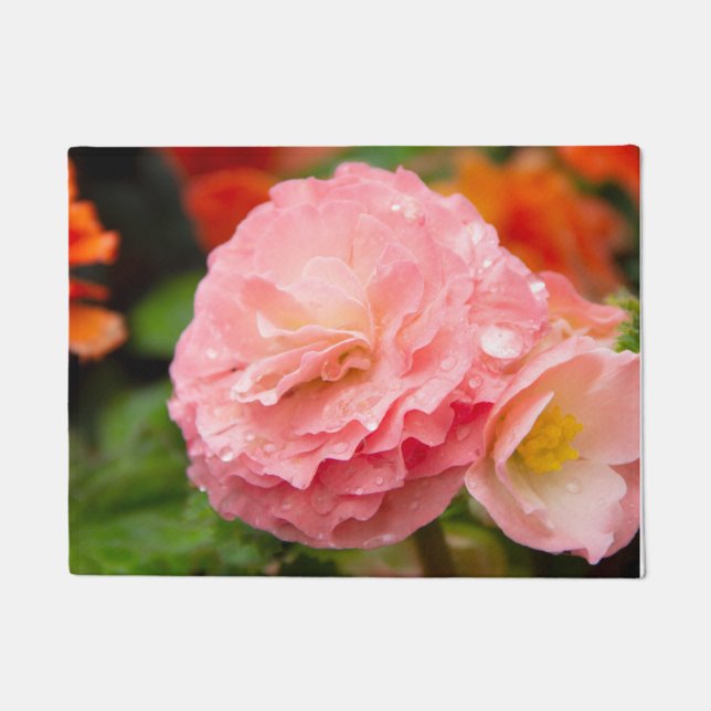 Delikate rosa Blume nach Regen Fußmatte (Vorderseite)