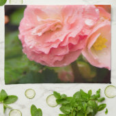 Delikate rosa Blume nach Regen Geschirrtuch (Gefaltet)