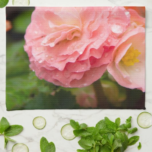 Delikate rosa Blume nach Regen Geschirrtuch (Gefaltet)