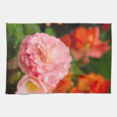 Delikate rosa Blume nach Regen Geschirrtuch (Horizontal)