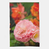 Delikate rosa Blume nach Regen Geschirrtuch (Vertikal)