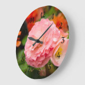 Delikate rosa Blume nach Regen Große Wanduhr (Winkel)