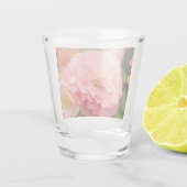 Delikate rosa Blume nach Regen Schnapsglas (Rückseite)