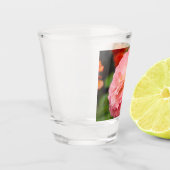 Delikate rosa Blume nach Regen Schnapsglas (Links)