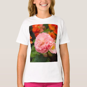 Delikate rosa Blume nach Regen T-Shirt