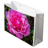 Delikate rosa Rosa Rose. Große Geschenktüte (Vorderseite Schrägansicht)