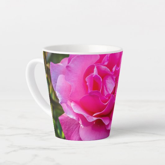 Delikate rosa Rosa Rose. Milchtasse (Linke Ecke)