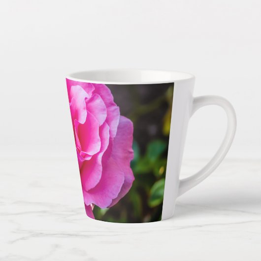 Delikate rosa Rosa Rose. Milchtasse (Rechts)