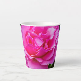 Delikate rosa Rosa Rose. Milchtasse
