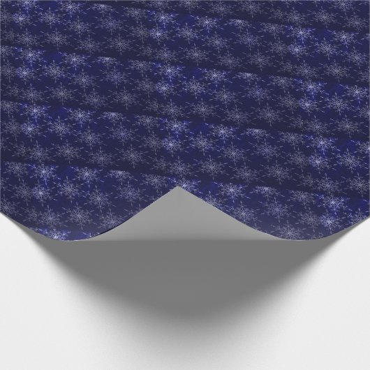 Delikate Schneeflocken mit dunkelblauem Hintergrun Geschenkpapier (Ecke)