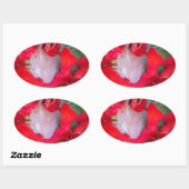 Delikate Schönheit: Rote Blume mit weißem Federn Ovaler Aufkleber (Blatt)