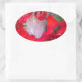 Delikate Schönheit: Rote Blume mit weißem Federn Ovaler Aufkleber (Tasche)