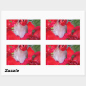 Delikate Schönheit: Rote Blume mit weißem Federn Rechteckiger Aufkleber (Blatt)