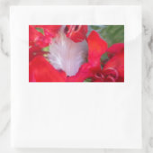 Delikate Schönheit: Rote Blume mit weißem Federn Rechteckiger Aufkleber (Tasche)