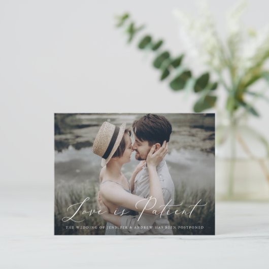 Delikate Script-Liebe ist Patient Ändern des Datum Ankündigungspostkarte (Stehend Vorderseite)