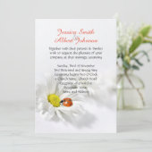 Delikate Spring Daisy Ladybug Wedding Einladung (Stehend Vorderseite)