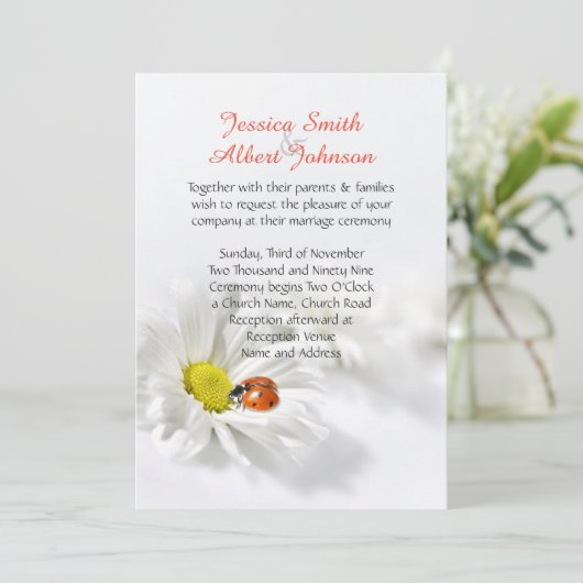 Delikate Spring Daisy Ladybug Wedding Einladung (Stehend Vorderseite)