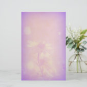 Delikate Tageszeitungen auf verblassenen Lila Briefpapier (Stehend Vorderseite)