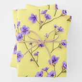Delikate violette Blumen auf gelbem Hintergrund Geschenkpapier Set (Beispiel)