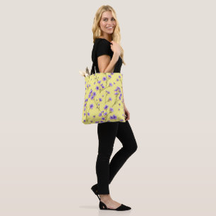Delikate violette Blumen auf gelbem Hintergrund Tasche