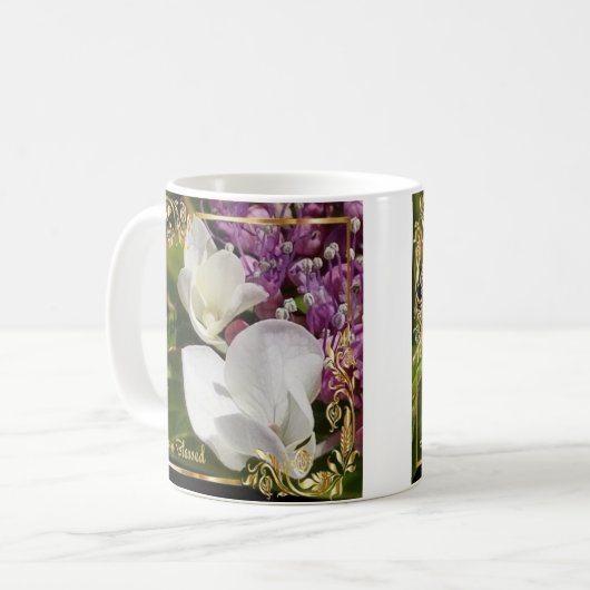Delikate weiße Blume mit goldfarbenem Rand Kaffeetasse (Vorderseite Links)