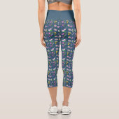 Delikate Wildblume in Aquarellfarbe auf blau Capri Leggings (Rückseite)