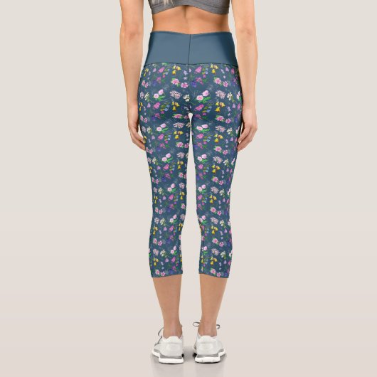 Delikate Wildblume in Aquarellfarbe auf blau Capri Leggings (Rückseite)